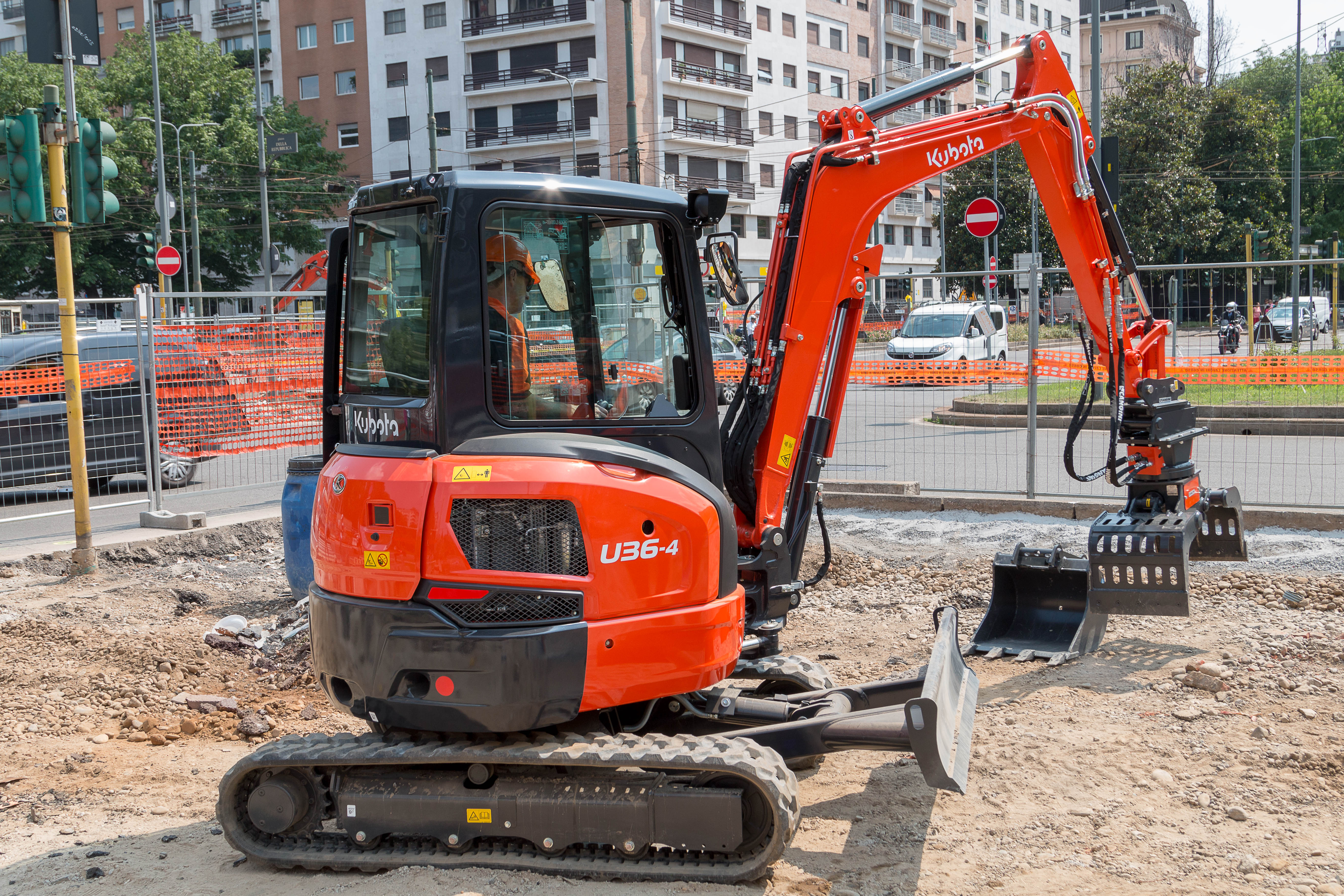 Miniescavatore Kubota al lavoro in cantiere