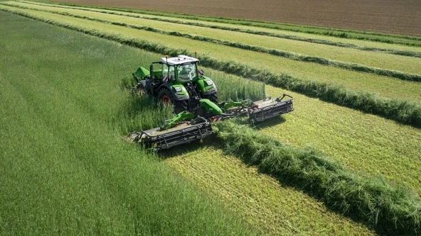 Trattore Fendt con falciatrice Slicer al lavoro — campagna Cogli l’attimo